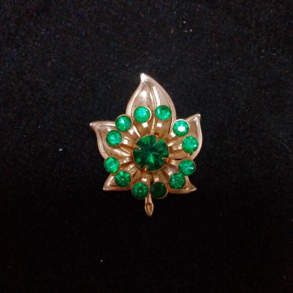 Vintage Emerald Green Brooch Mini Flower Pin Rhinestone Gold Tone Cut Out Leaf - Picture 10 of 12